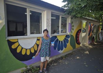 Zorica Opavská v práci na nástennej maľbe