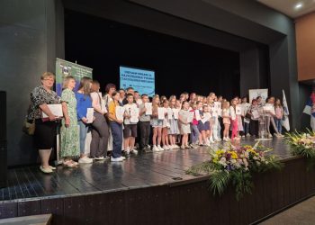 Spoločná fotografia odmenených žiakov a ich učiteľov