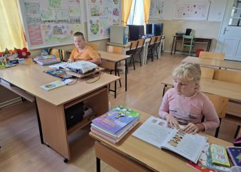 Dvaja žiaci v Slankamenských Vinohradoch: Katarína a Marko (foto: Martina Fábryová)