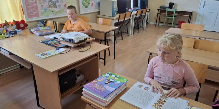 Dvaja žiaci v Slankamenských Vinohradoch: Katarína a Marko (foto: Martina Fábryová)