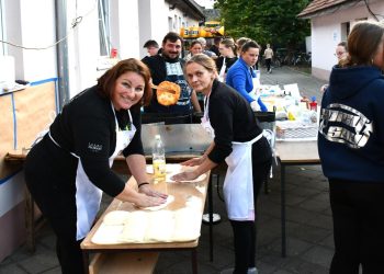 Tímová práca pri príprave langošov