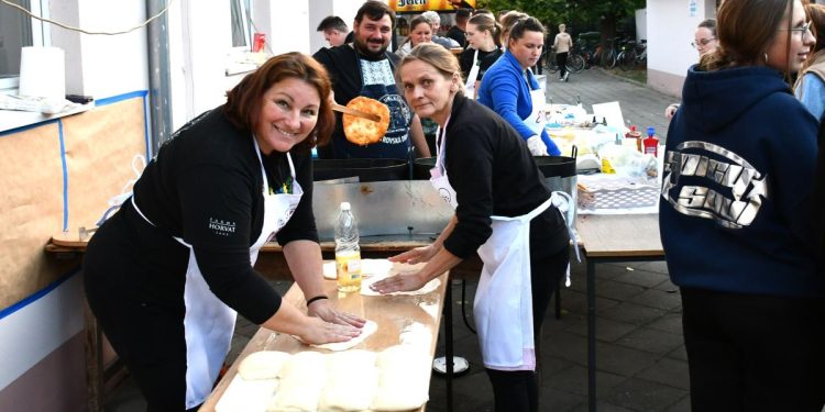 Tímová práca pri príprave langošov