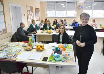Božena Levárska (stojí) na členskej schôdzi ZVOPS