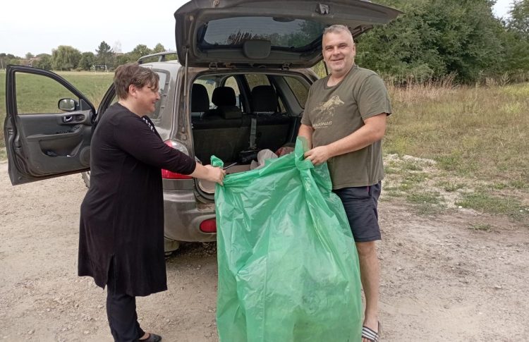 Aj po odchode nákladného auta z Petrovca prijali vrece fliaš a presunuli sa do Hložian