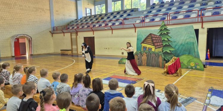 Záber z predstavenia v ZŠ hrdinu Janka Čmelíka