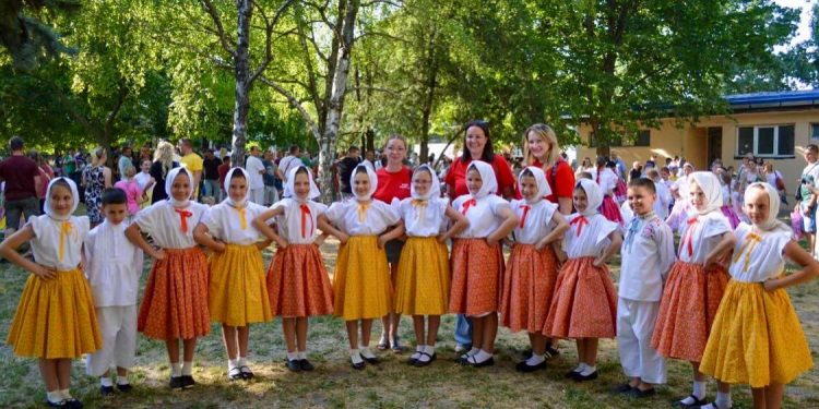 Staršia detská tanečná skupina Bažalička s učiteľkami tanca na Zlatej bráne v Kysáči (foto: z archívu KUS Zvolen)