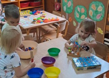 Malí kulpínski škôlkari sa bavia pri kreslení