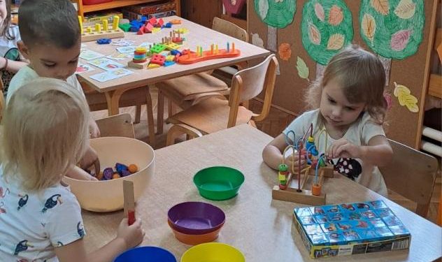 Malí kulpínski škôlkari sa bavia pri kreslení