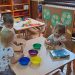 Malí kulpínski škôlkari sa bavia pri kreslení