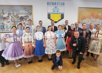 Spoločná fotografia domácich a hostí