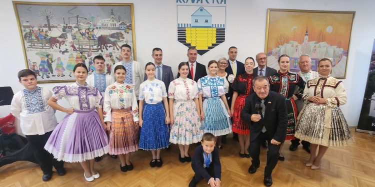 Spoločná fotografia domácich a hostí