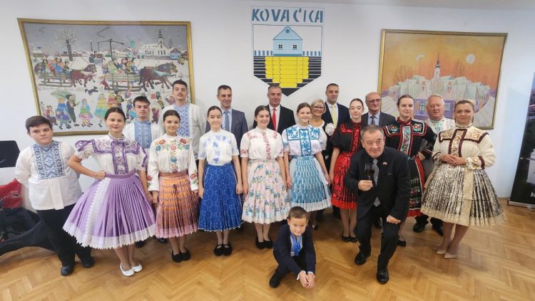 Spoločná fotografia domácich a hostí