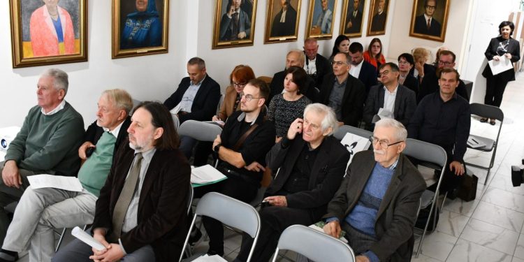 Účastníci konferencie venovanej Dr. Samuelovi Čelovskému