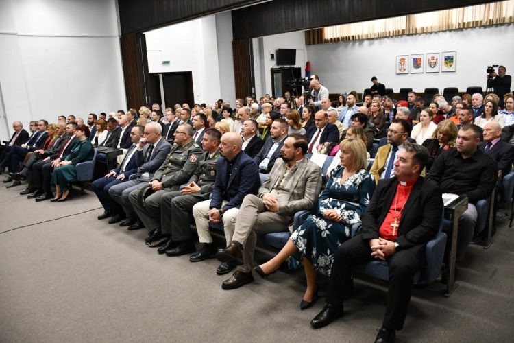 Prítomní na slávnostnom zasadnutí Zhromaždenia obce Báčsky Petrovec