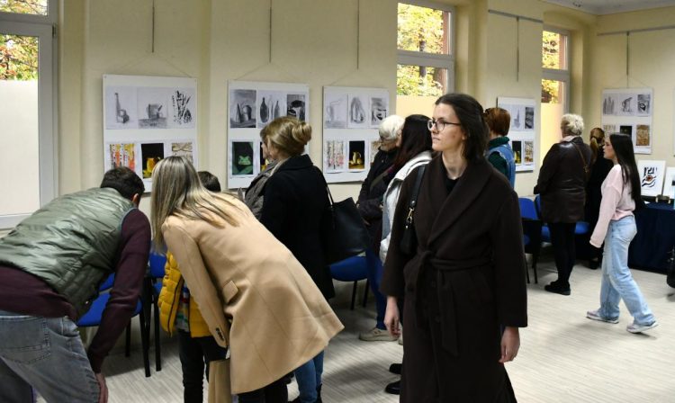 Mnoho návštevníkov si obzrelo detské umelecké práce