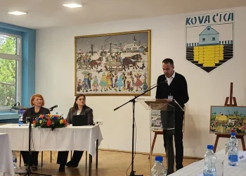Moderátorky konferencie a kovačický zborový farár Martin Bajza