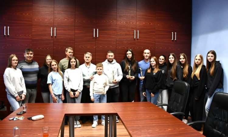 Spoločná fotografia odmenených a organizátorov