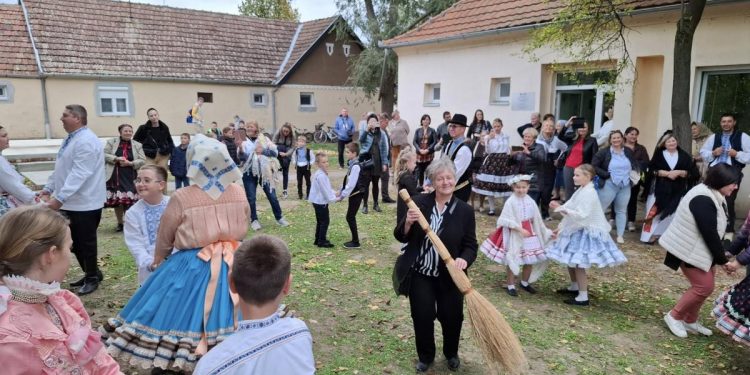 Pobavenie a metlový tanec (Foto: z archívu festivalu TCR)