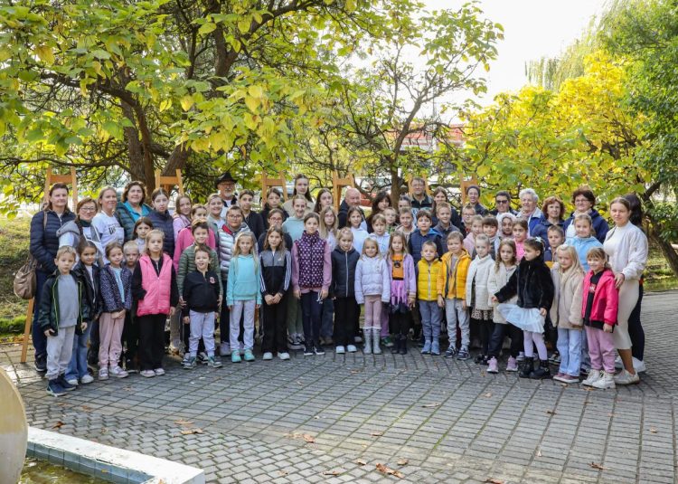 Zoskupení pred začiatkom výtvarného tábora (foto: O. Benka)