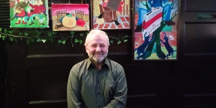 Jaroslav Chalupa pri svojich obrazoch