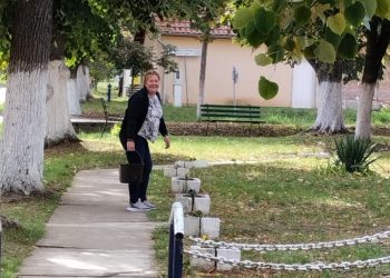 Predsedníčka Nataša Rojková v októbrovej akcii (foto: z archívu lužského spolku Usilovné včielky)