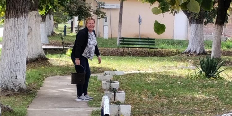 Predsedníčka Nataša Rojková v októbrovej akcii (foto: z archívu lužského spolku Usilovné včielky)