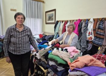Anna Malková (zľava) a Mária Ďurčíková včera na starej fare v Starej Pazove predávali tovar na bazári   