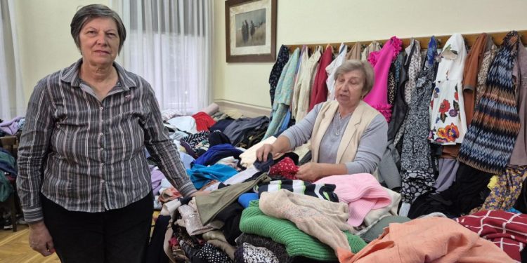 Anna Malková (zľava) a Mária Ďurčíková včera na starej fare v Starej Pazove predávali tovar na bazári   