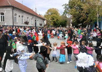 Veselý tanec maskovaných škôlkarov a ich učiteliek