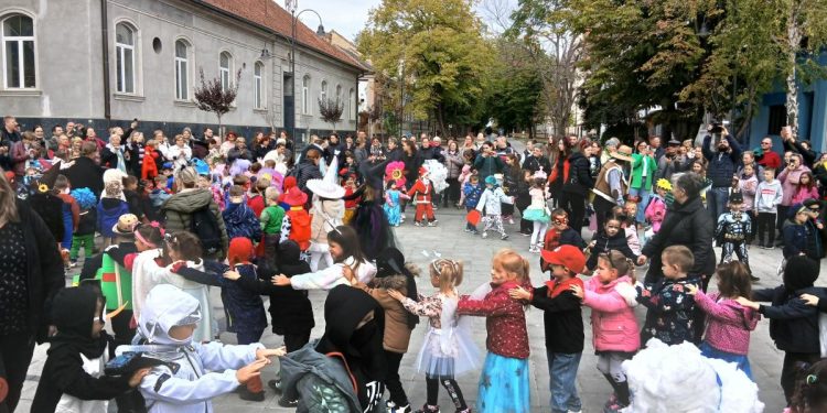 Veselý tanec maskovaných škôlkarov a ich učiteliek