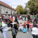 Veselý tanec maskovaných škôlkarov a ich učiteliek