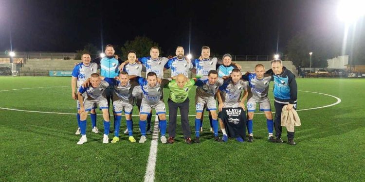 Veteráni kovačickej Slávie 1933 na štadióne v Batajnici (foto: z archívu FK Slávia 1933)