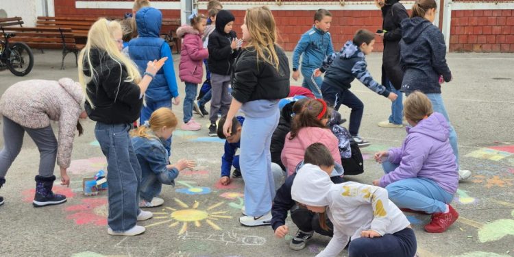 Farebnými kriedami kreslili na školskom dvore