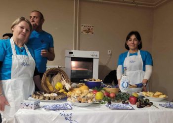 Pri súťažnom stole vkusne naaranžovanom: Nataša a Michal Zimanovci a Jasna Podkonjaková (foto: z archívu Spolku kulpínskych žien)