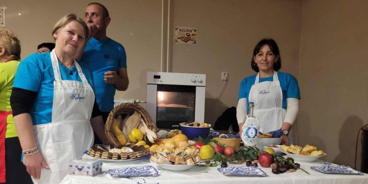 Pri súťažnom stole vkusne naaranžovanom: Nataša a Michal Zimanovci a Jasna Podkonjaková (foto: z archívu Spolku kulpínskych žien)