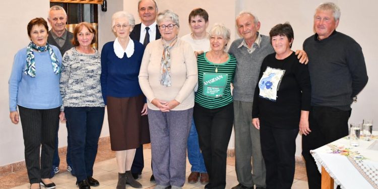 Účastníci literárneho večierka 2024