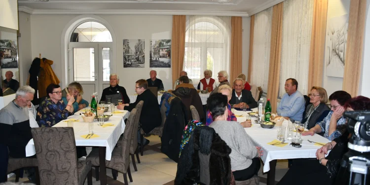 Zoskupilo sa zo 50 penzistov, ktorí sa spoločne bavili