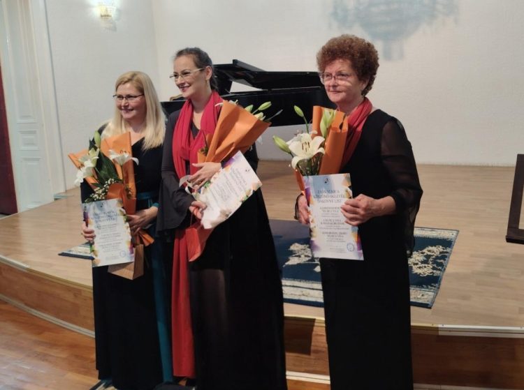 Poďakovanie vedúcim zborov (Foto: z archívu zboru Musica Tisiana)