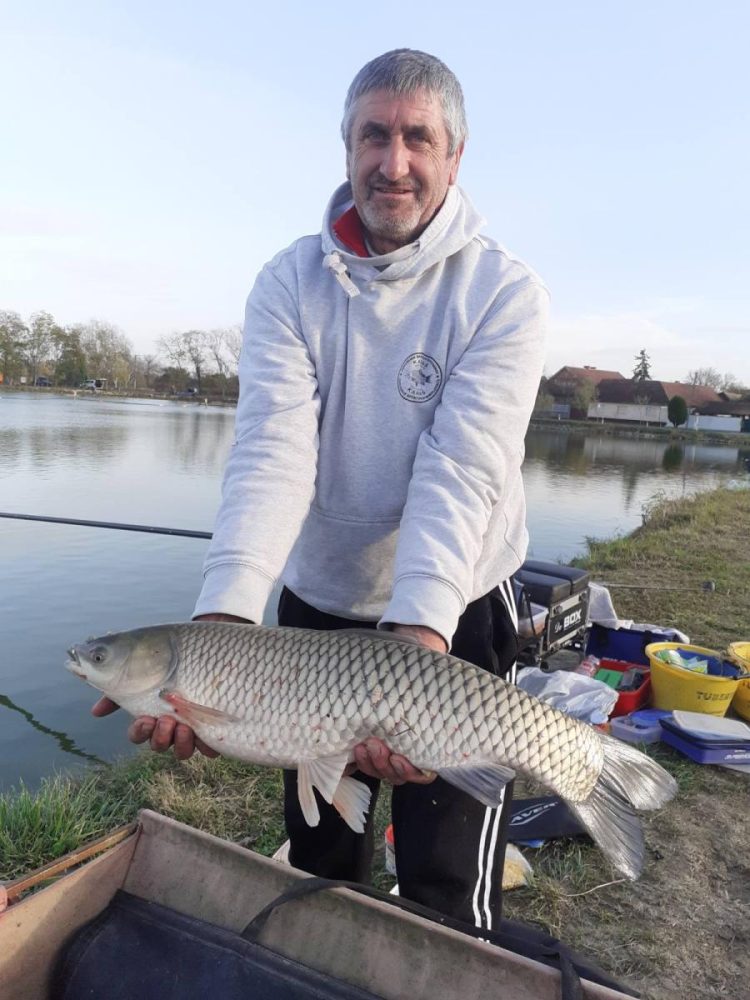 Pavel Čapeľa so svojím úlovkom (foto: z archívu Jazera Špór)