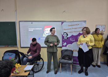 V úvodnej časti sa prihovorila Ľudmila Rakočevićová, riaditeľka školy (sprava)