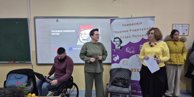 V úvodnej časti sa prihovorila Ľudmila Rakočevićová, riaditeľka školy (sprava)