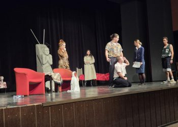 Záber z predstavenia Laki komad v podaní divadelného kolektívu z Belehradu