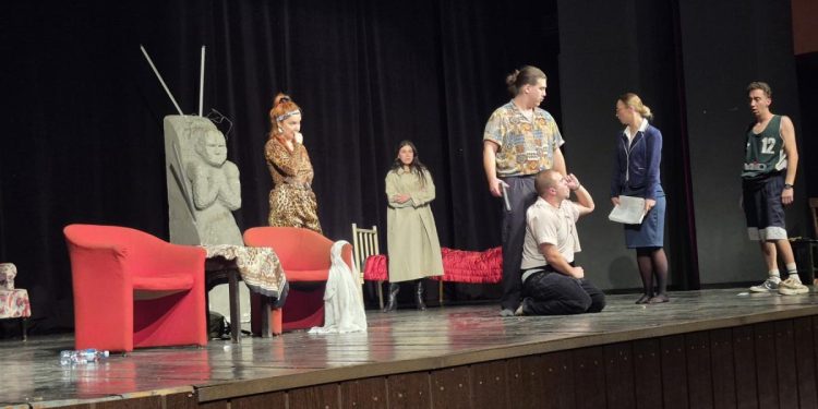 Záber z predstavenia Laki komad v podaní divadelného kolektívu z Belehradu