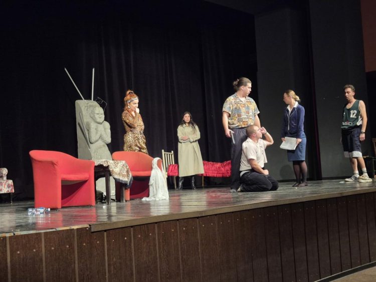 Záber z predstavenia Laki komad v podaní divadelného kolektívu z Belehradu