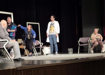 Komédia Ko je ovde lud v podaní hercov z Jagodiny