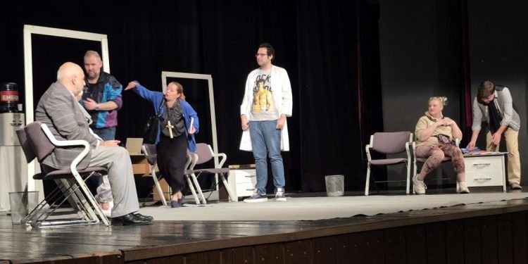 Komédia Ko je ovde lud v podaní hercov z Jagodiny