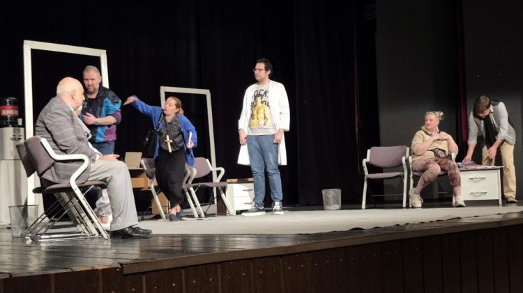 Komédia Ko je ovde lud v podaní hercov z Jagodiny