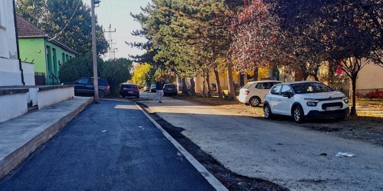 Nový chodník a parkovisko vedľa evanjelického kostola (Foto: z archívu MS Kulpín)