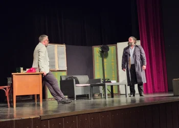 Záber z divadelného predstavenia Profesionalac v podaní hercov z Požarevca