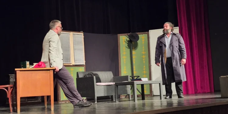 Záber z divadelného predstavenia Profesionalac v podaní hercov z Požarevca